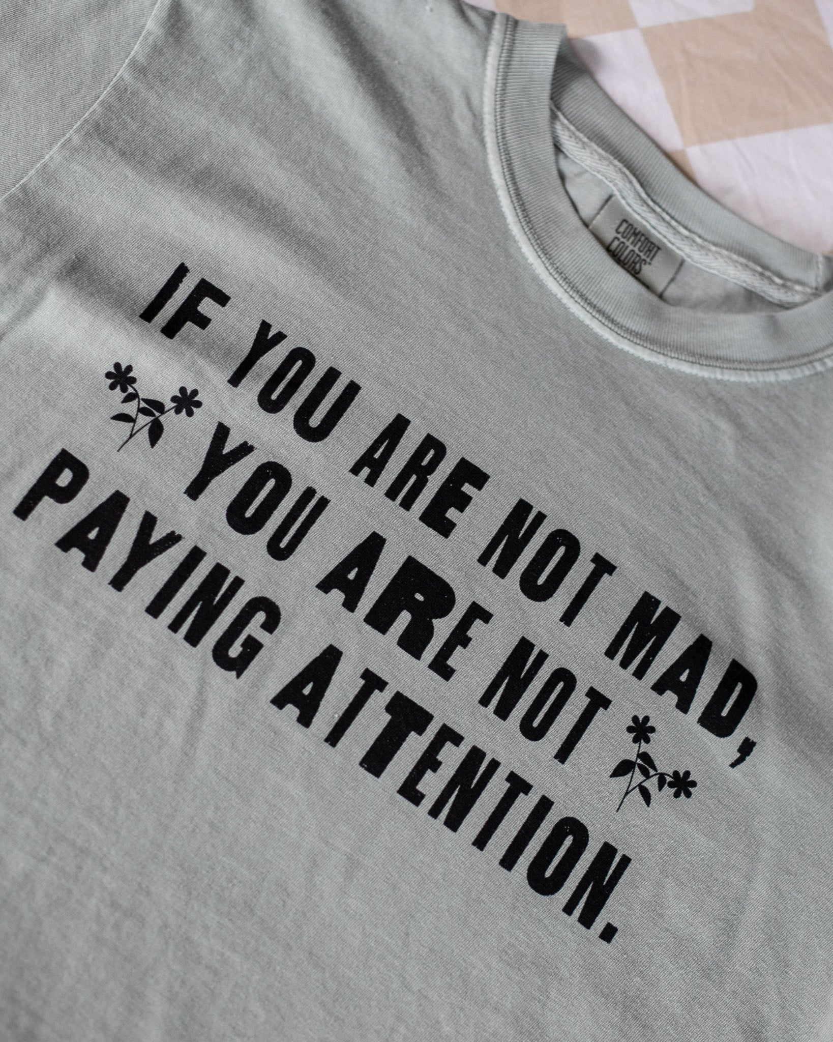 Si no estás enojado no estás prestando atención camiseta unisex