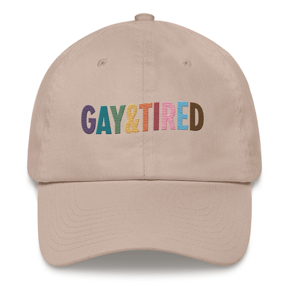 Sombrero arcoíris gay y cansado