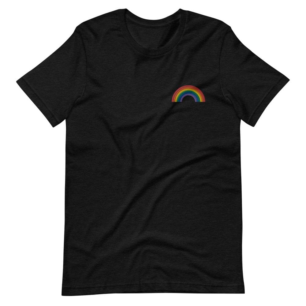 La clásica camiseta bordada con arcoíris