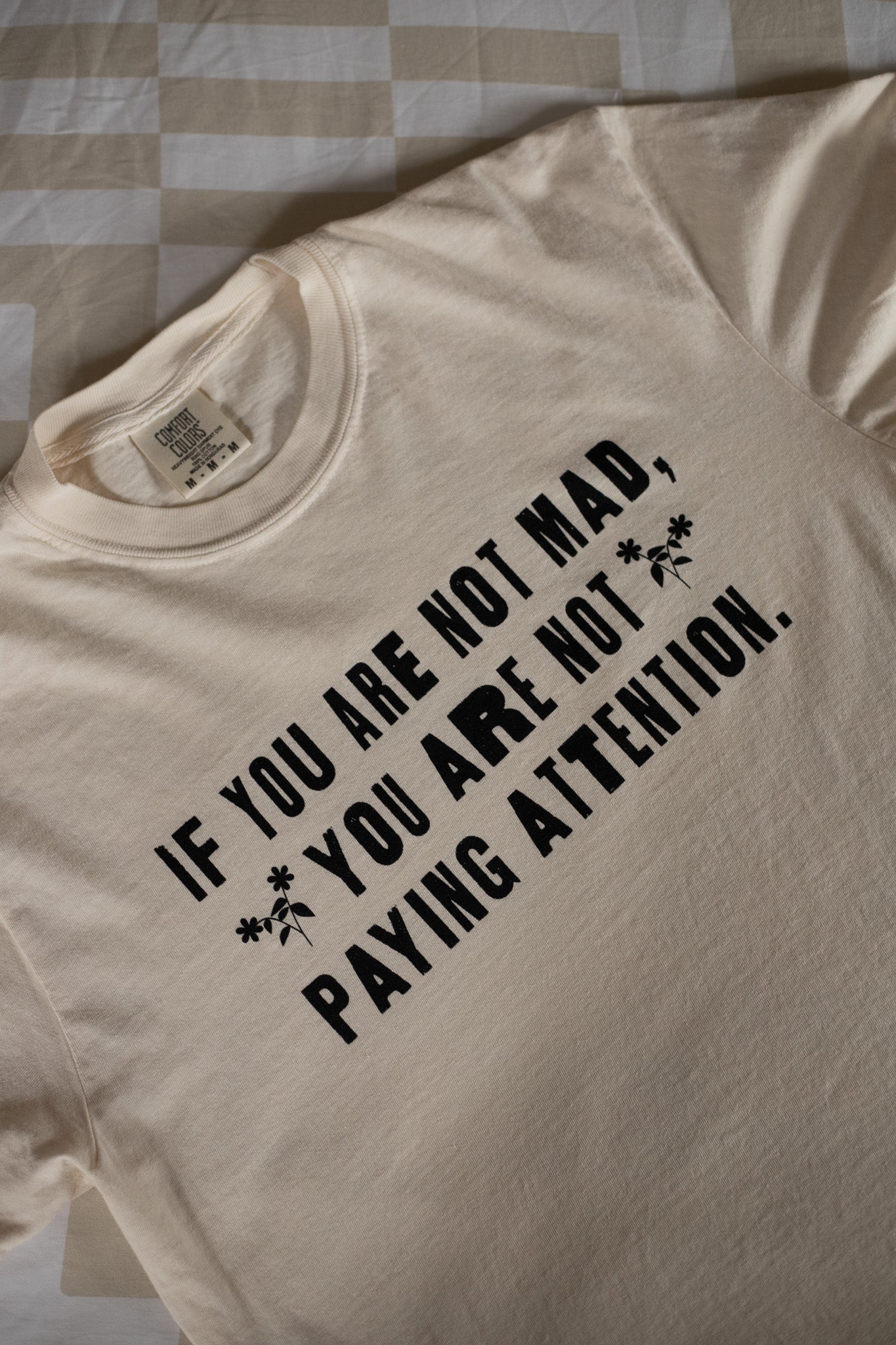 Si no estás enojado no estás prestando atención camiseta unisex