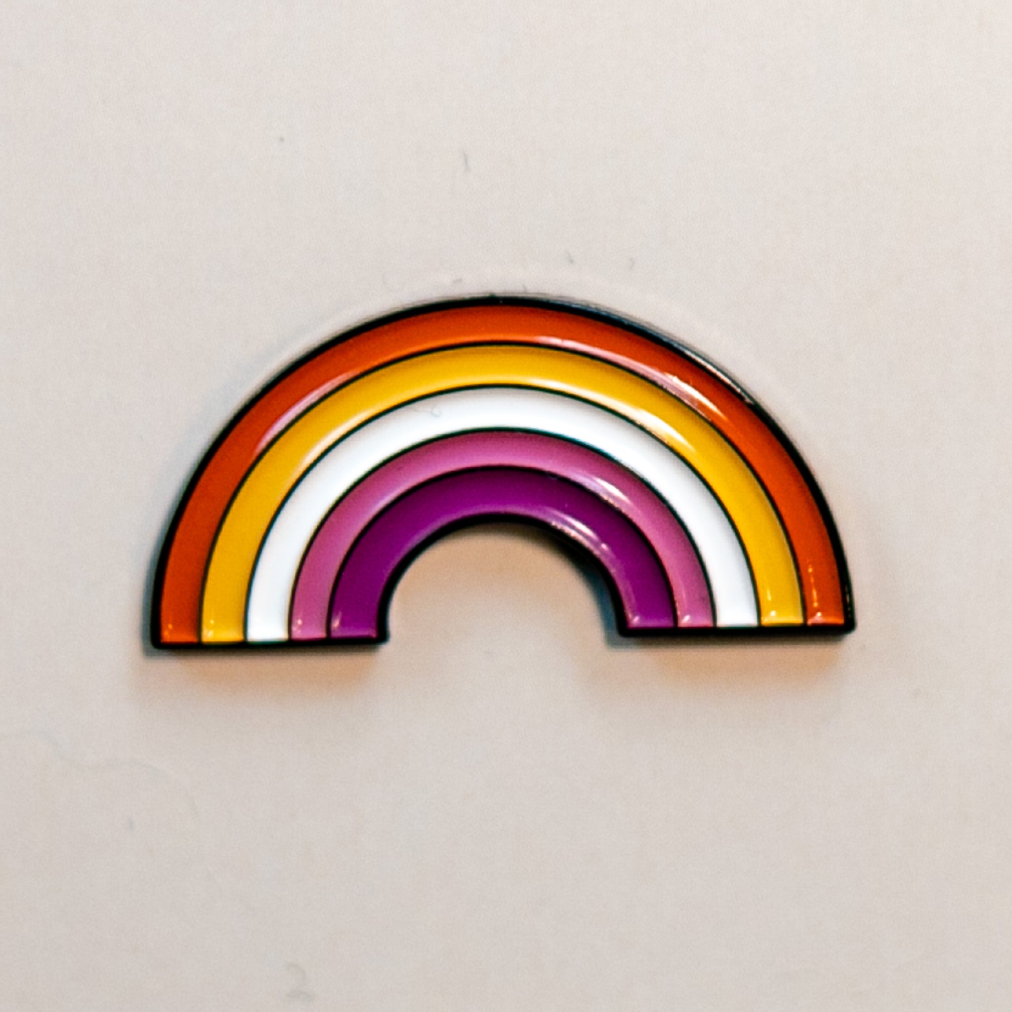 Pin de esmalte arcoíris lésbico