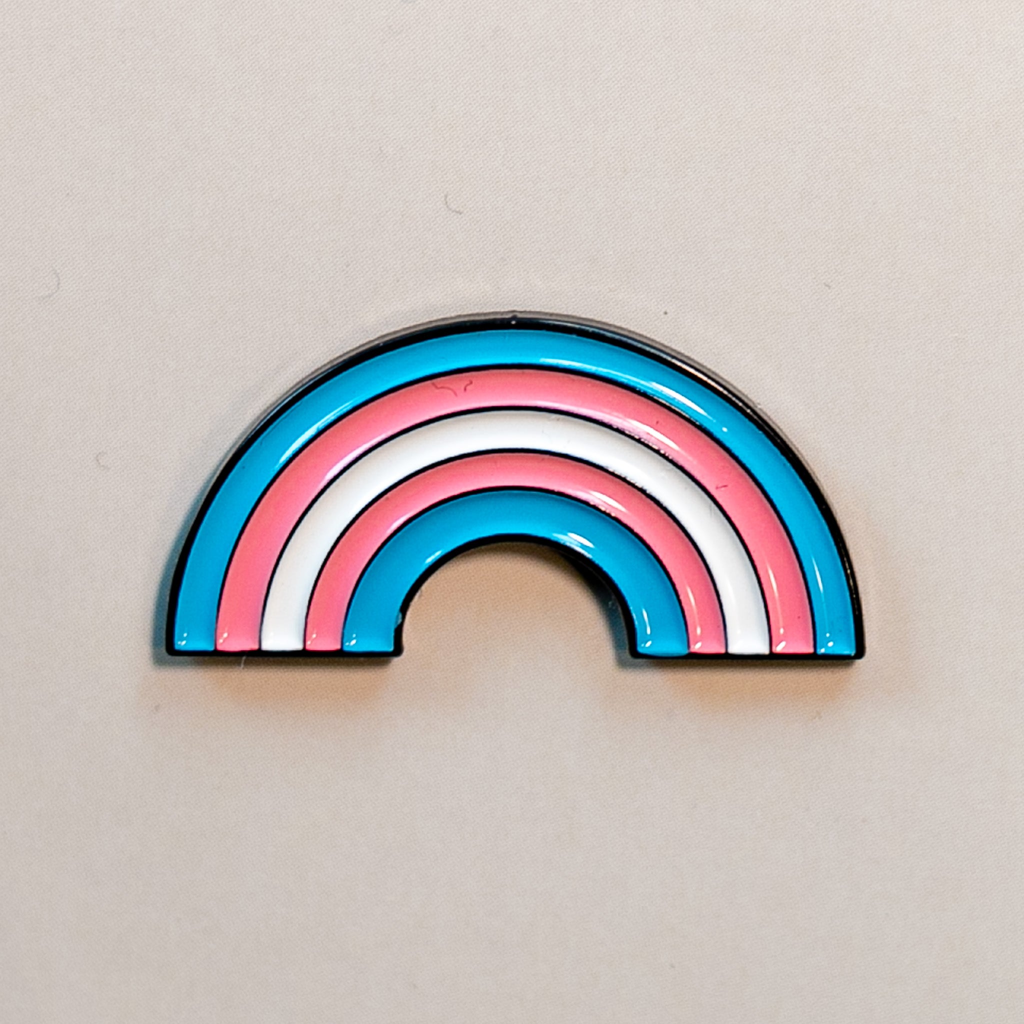 Pin de esmalte arcoíris trans