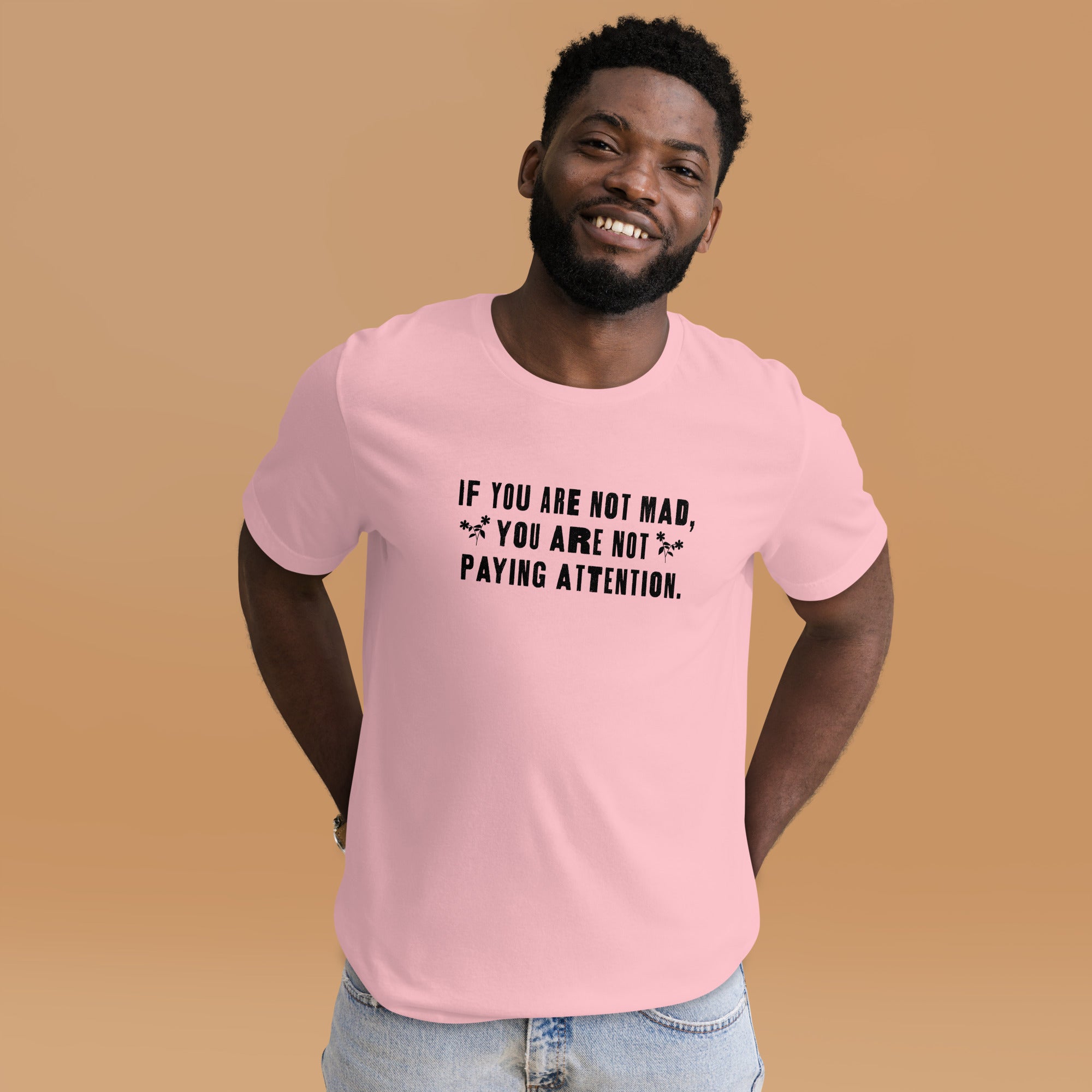 Si no estás enojado no estás prestando atención camiseta unisex