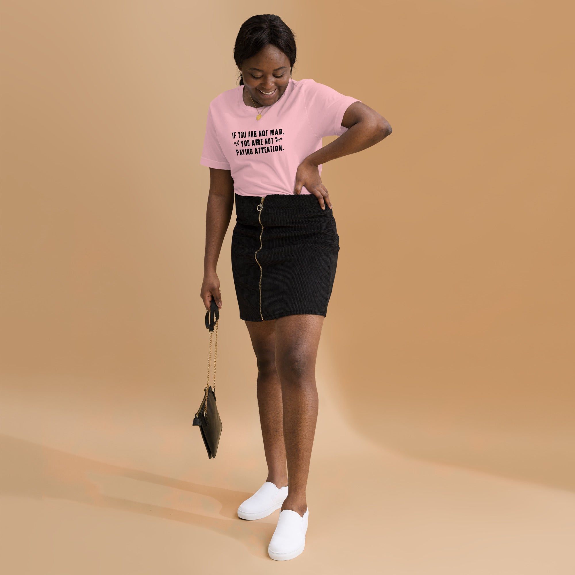 Si no estás enojado no estás prestando atención camiseta unisex
