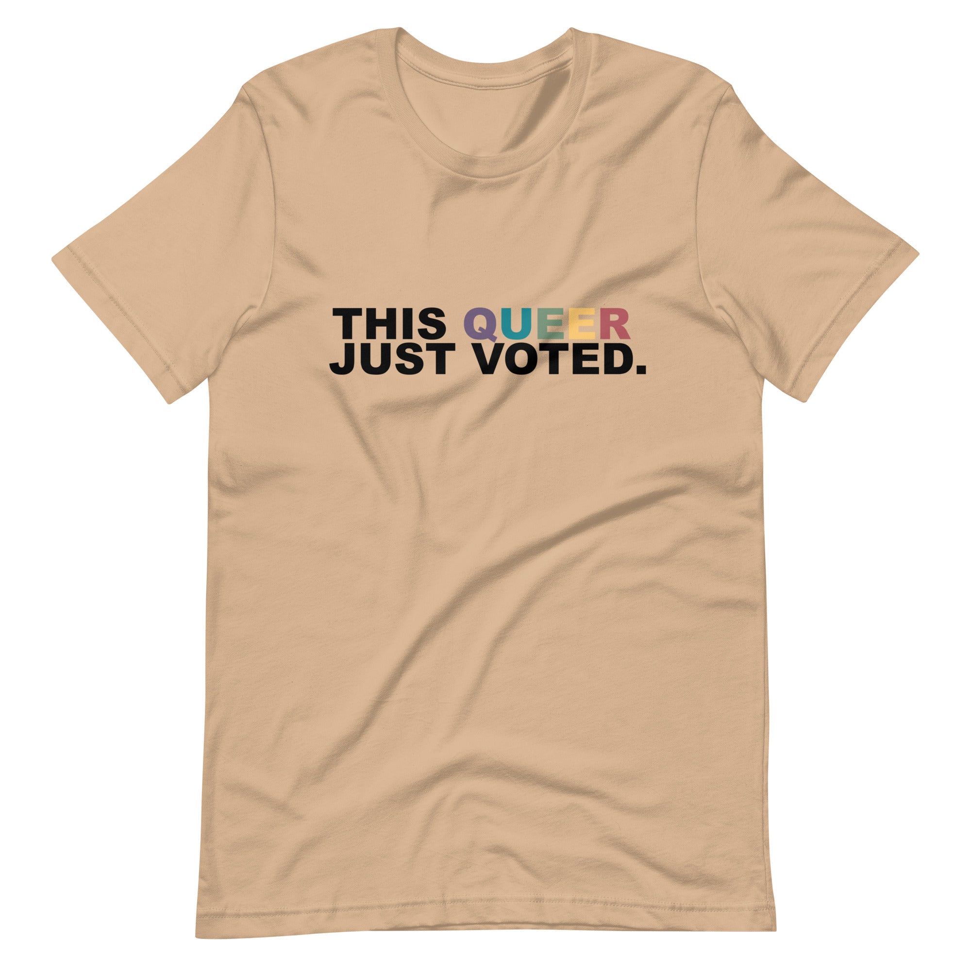 Esta camiseta unisex "Queer Just Voted"