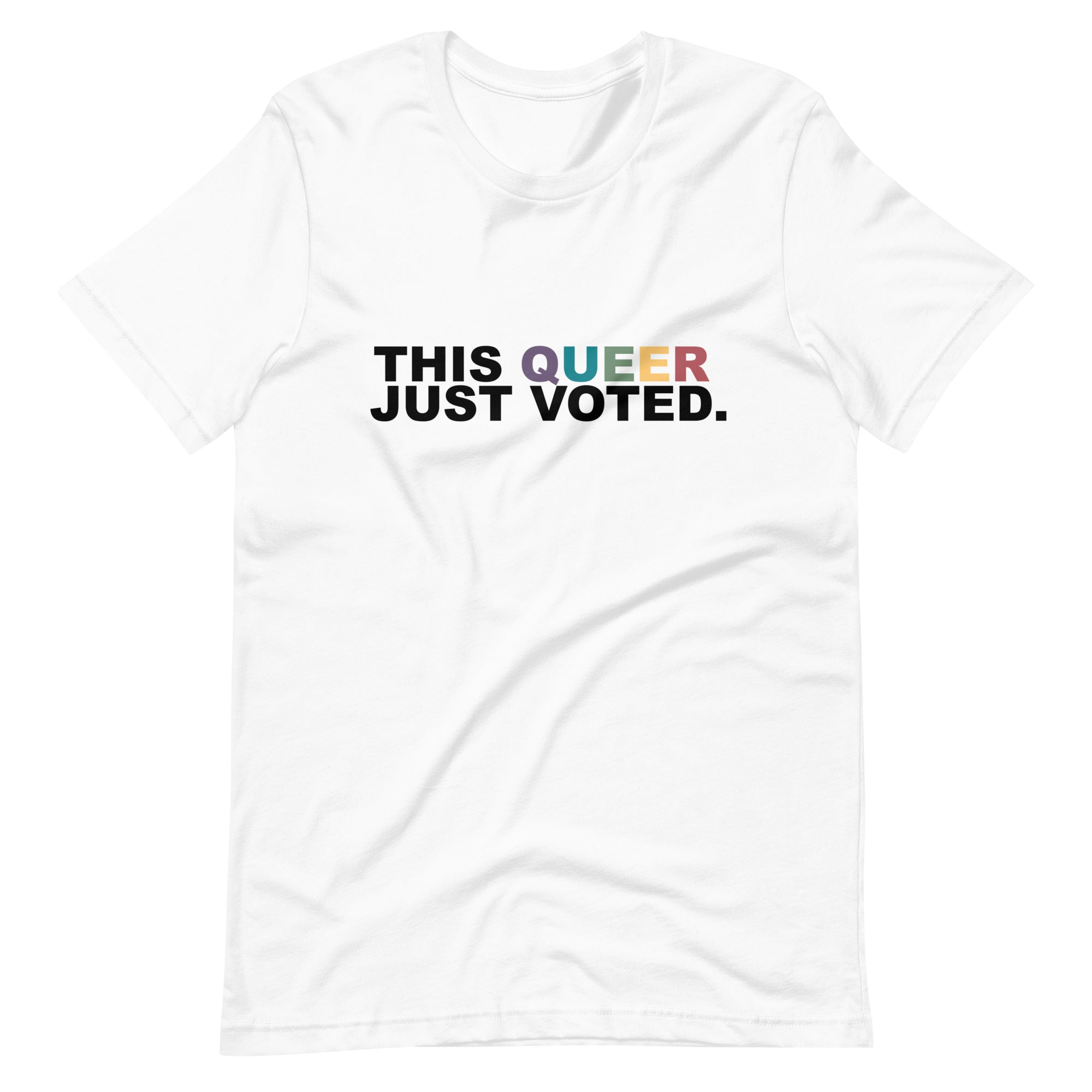 Esta camiseta unisex "Queer Just Voted"