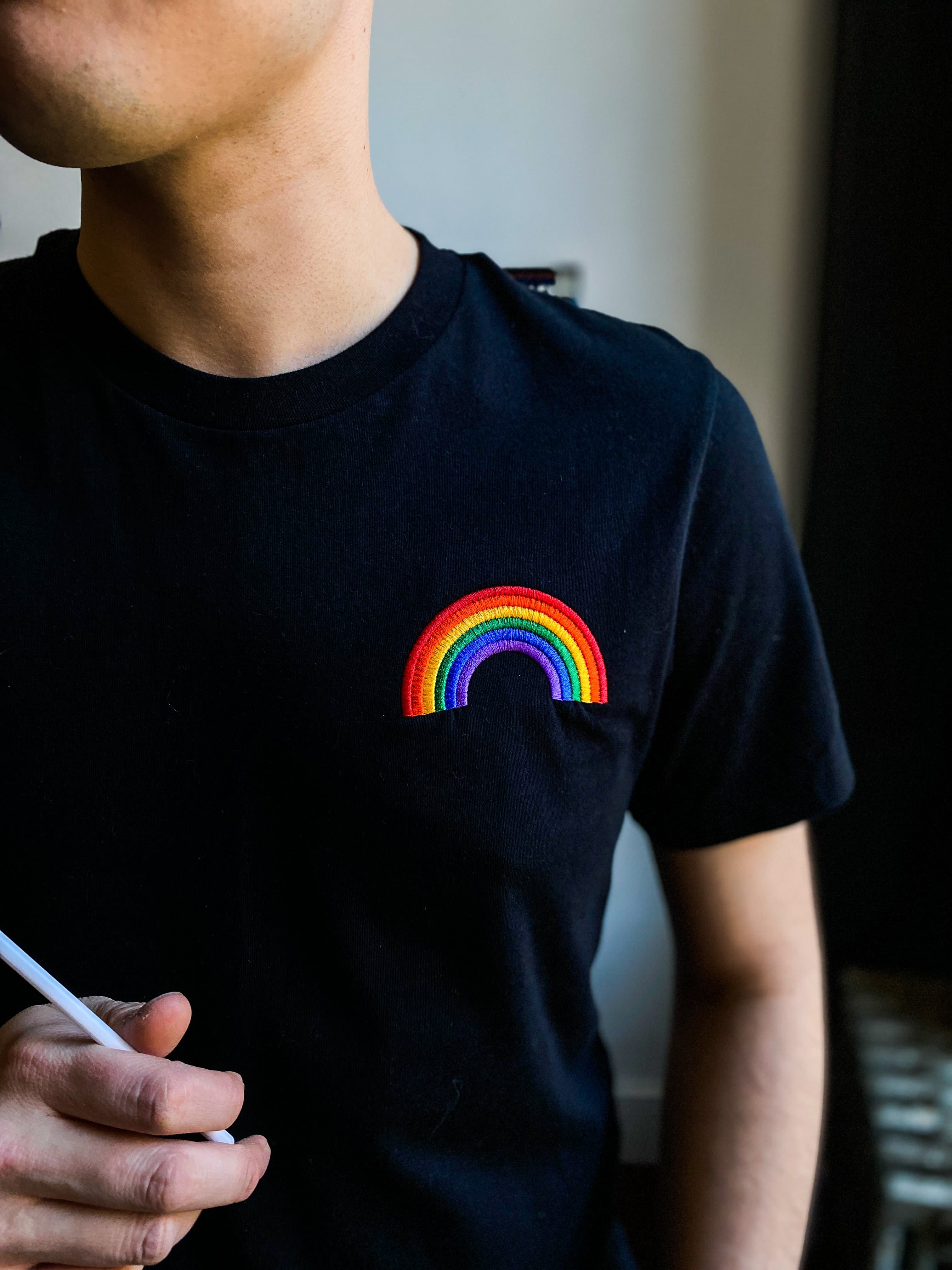 La clásica camiseta bordada con arcoíris