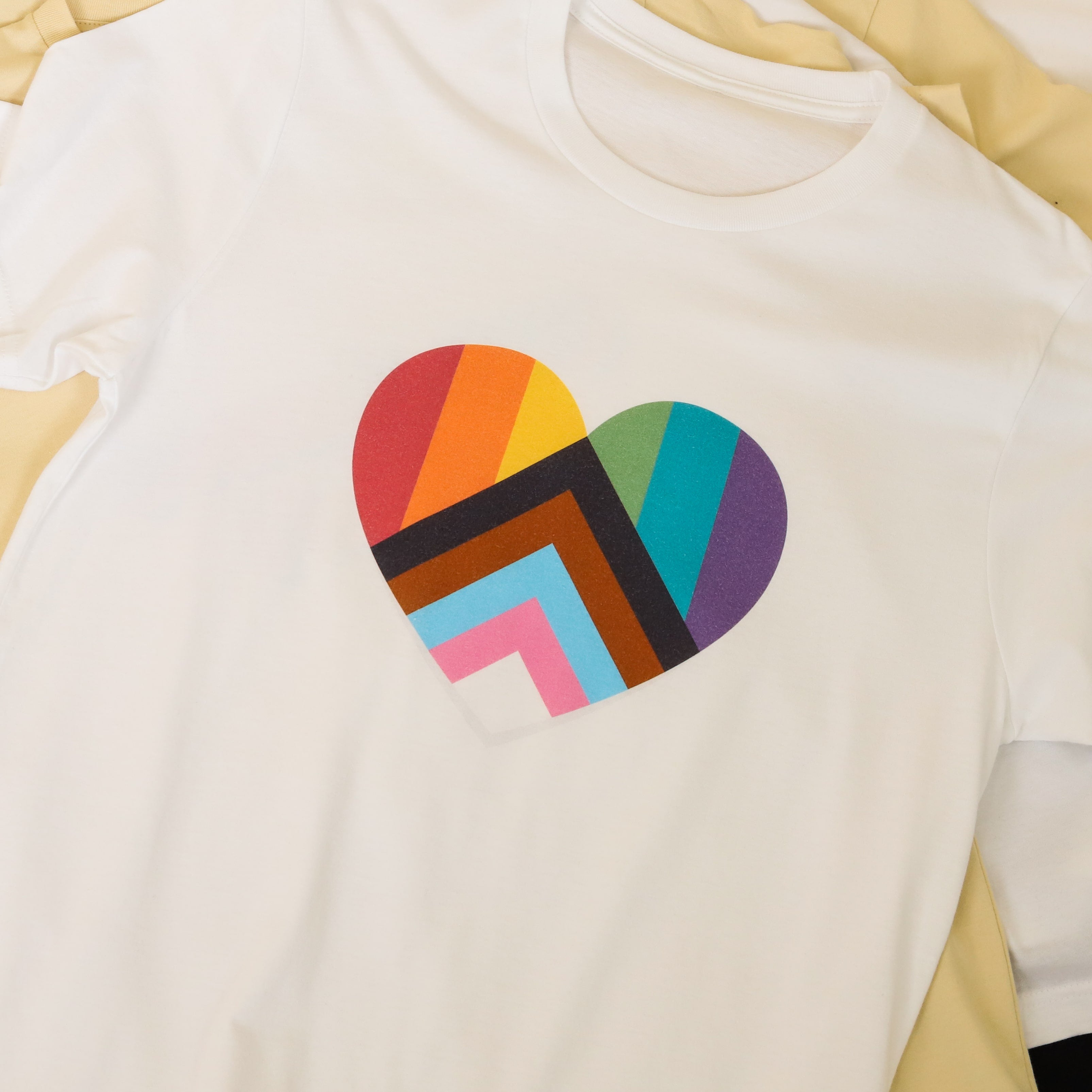 Camiseta unisex con corazón de orgullo progresivo