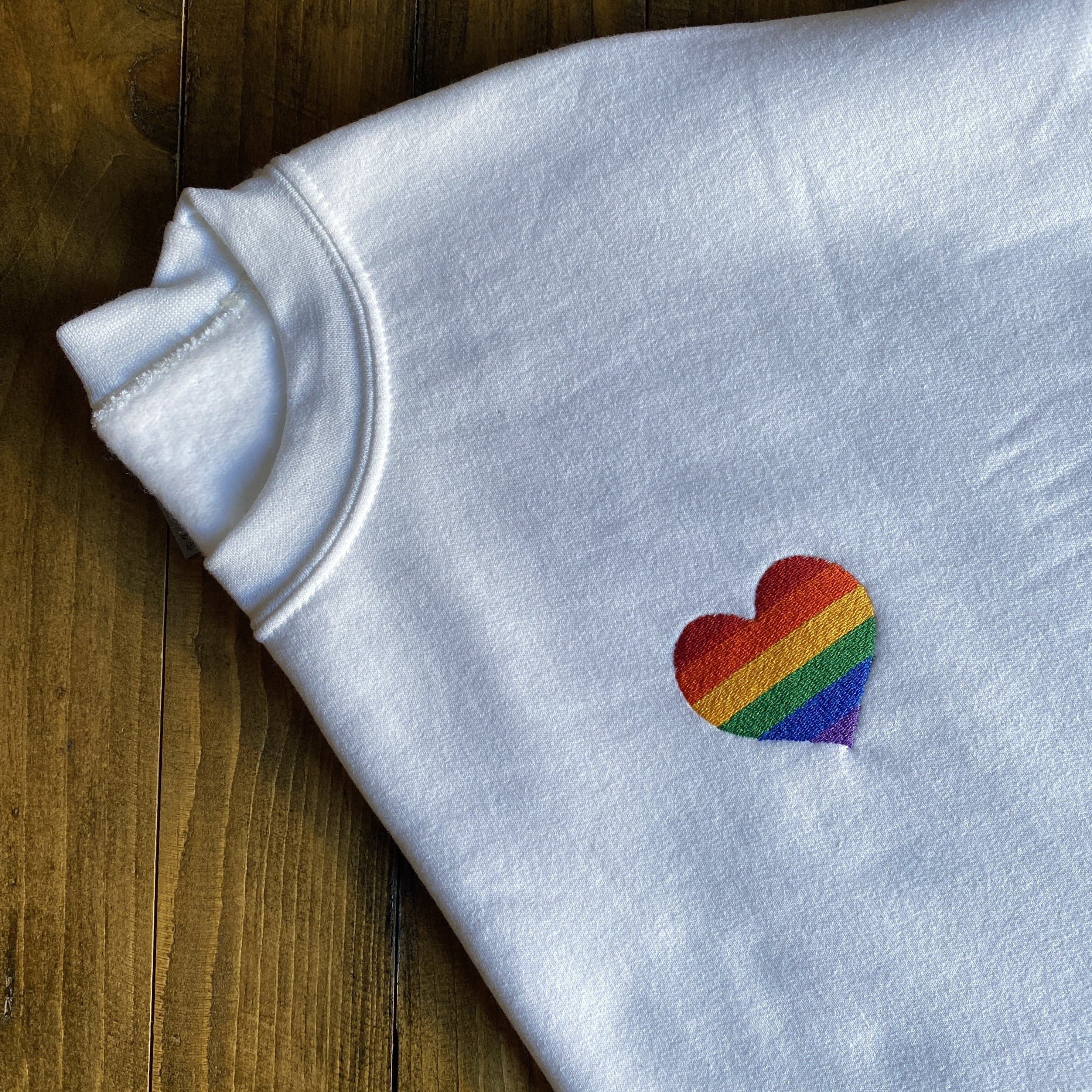 Sudadera unisex con corazón de arcoíris bordado