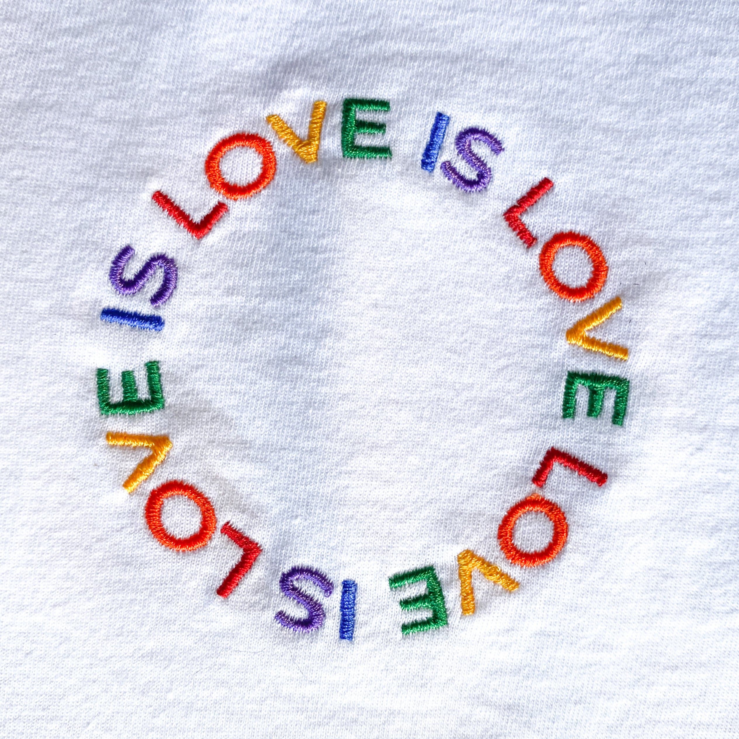 Camiseta unisex bordada "Love is Love"