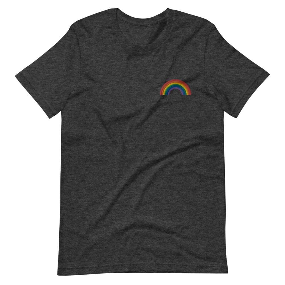 La clásica camiseta bordada con arcoíris