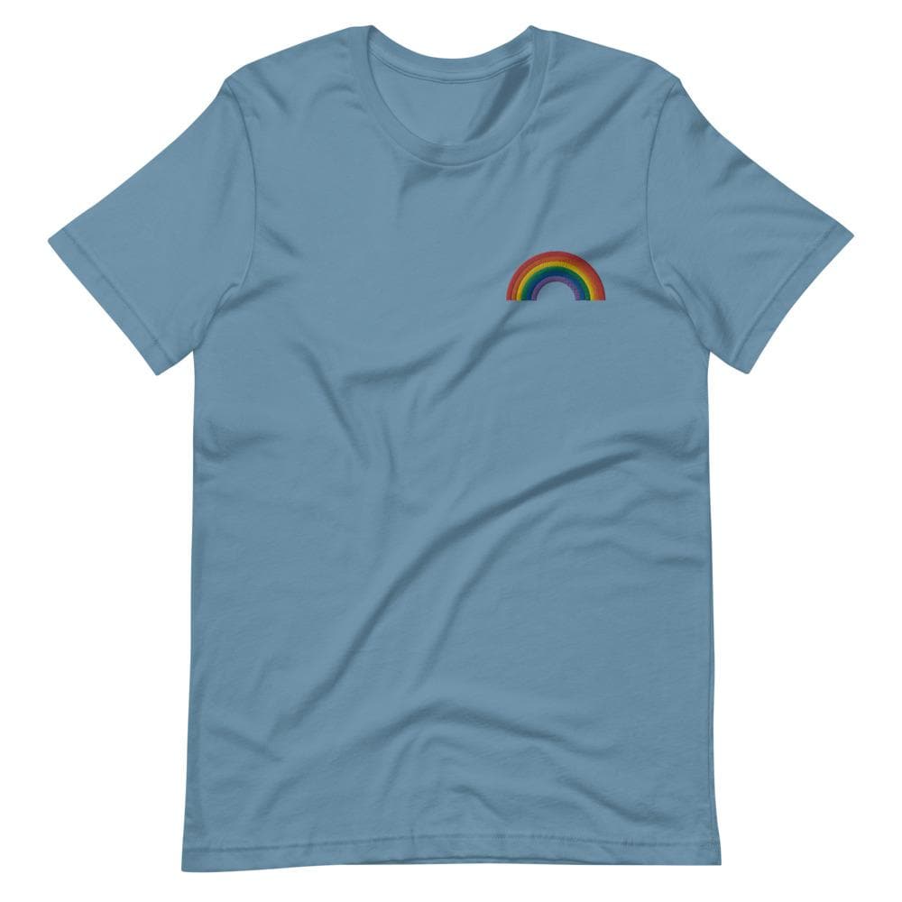 La clásica camiseta bordada con arcoíris