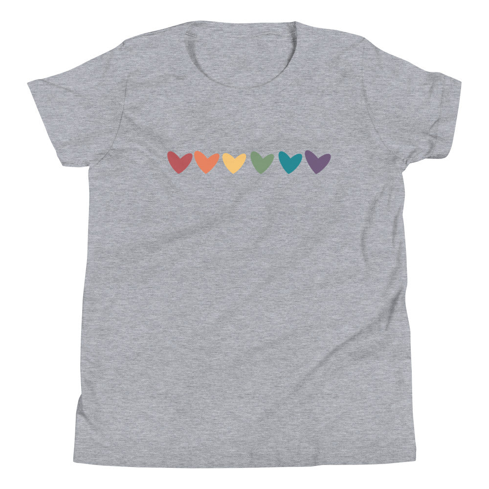 Camiseta juvenil con corazones de arcoíris