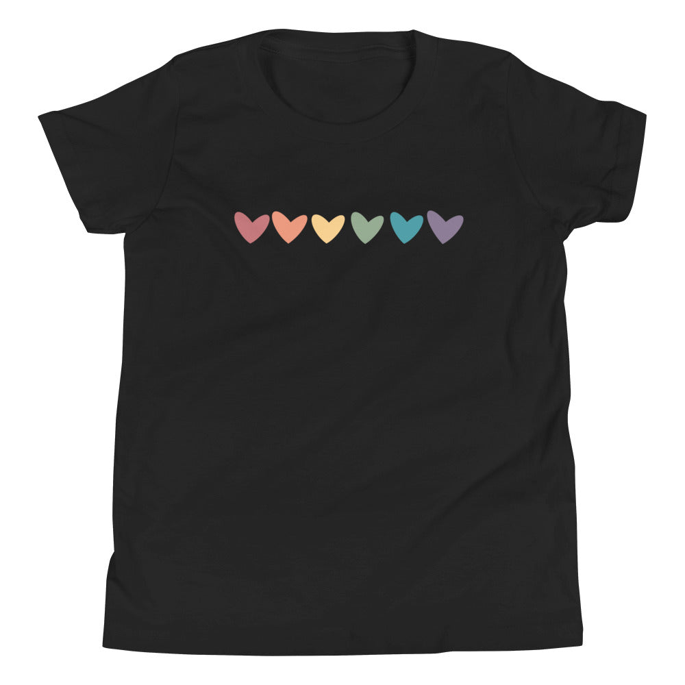 Camiseta juvenil con corazones de arcoíris